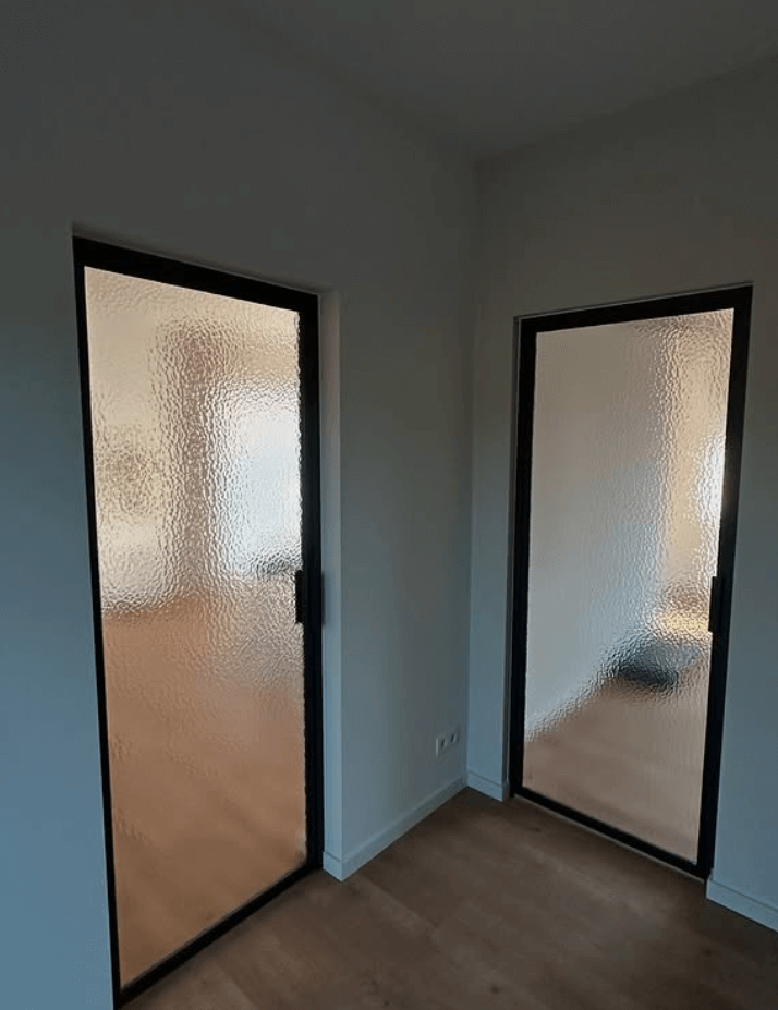 Zwart stalen binnendeuren met kathedraalglas - Glas & Maatwerk project door Joos Technics