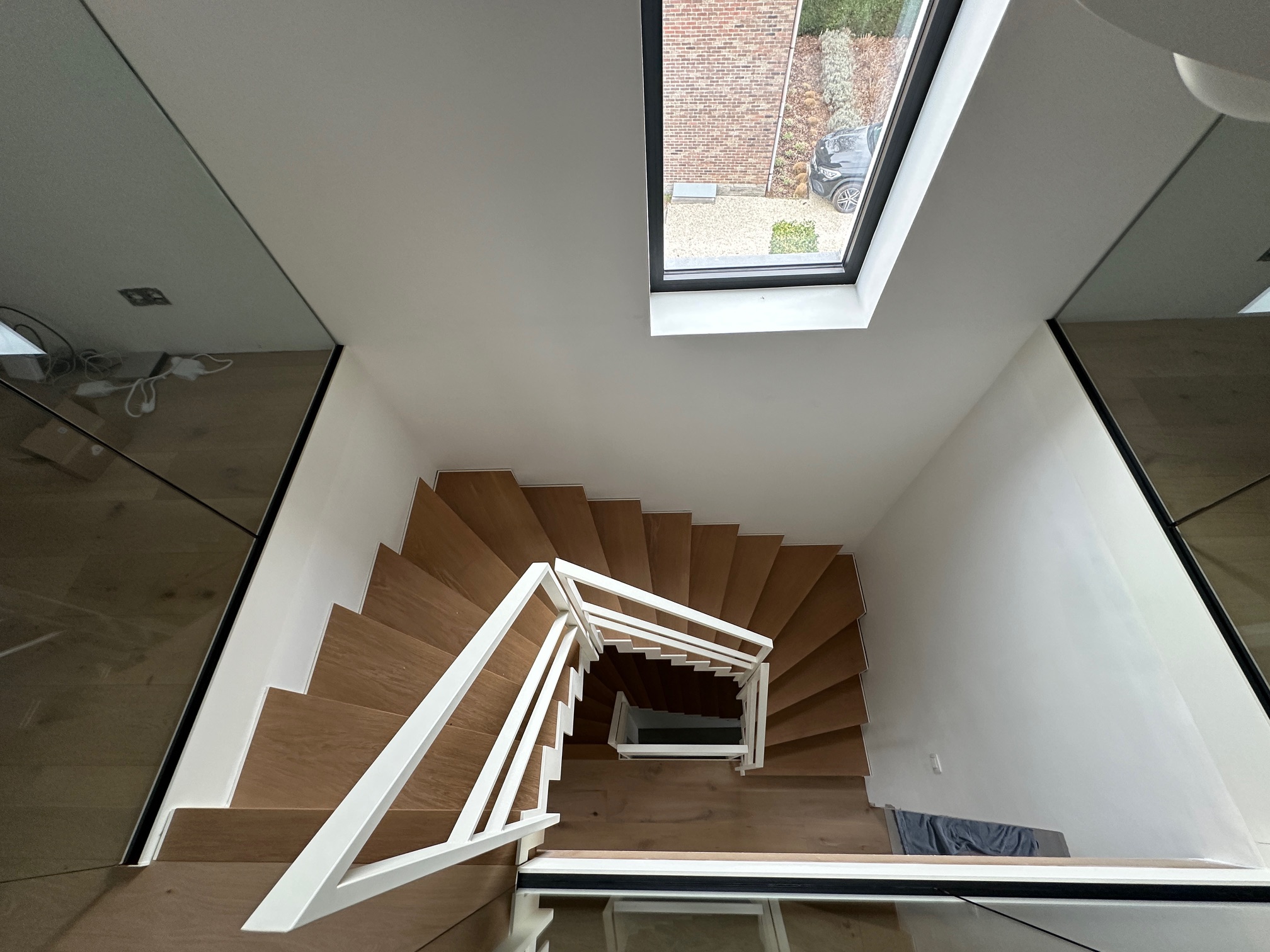 Metalen trap met eiken treden en bijhorende balustrades - Trappen project door Joos Technics
