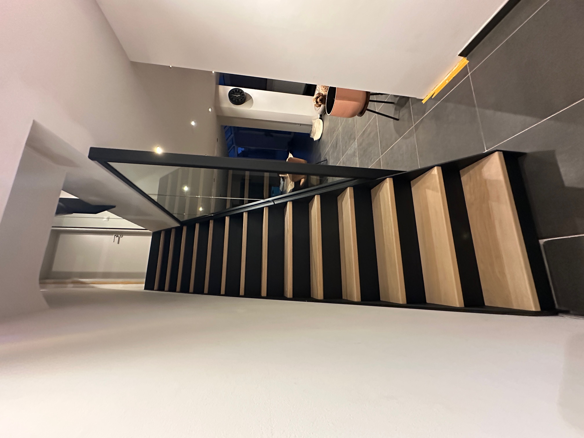 Stalen trap met glazen zijwand en pivoterende deur op maat - detail 4, Malderen