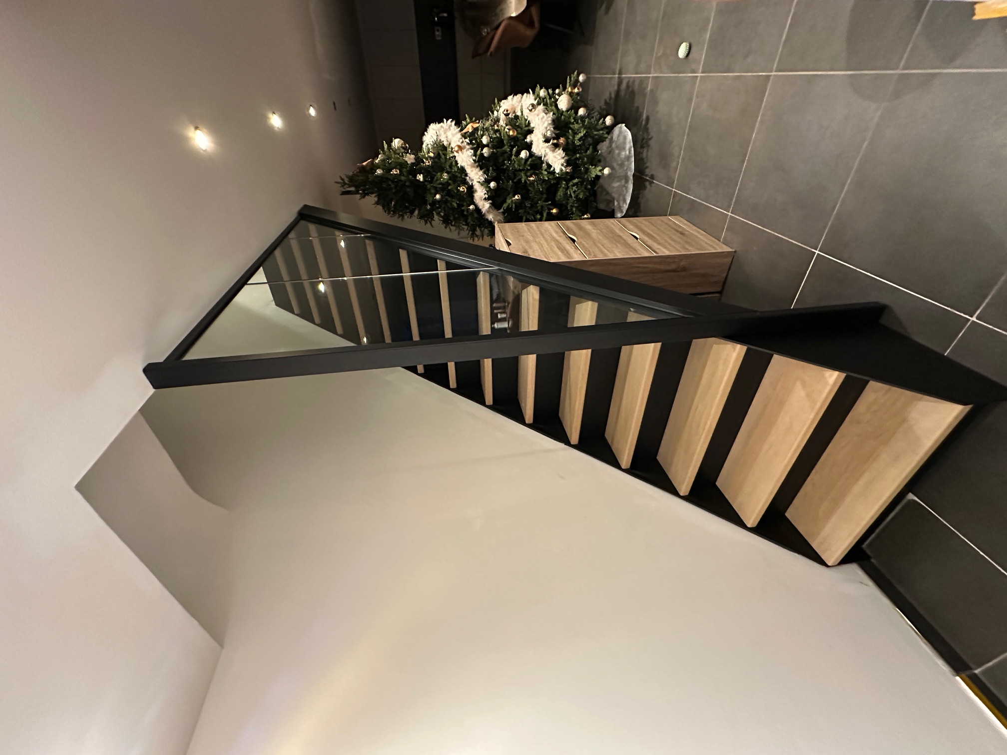 Stalen trap met glazen zijwand en pivoterende deur op maat - detail 5, Malderen