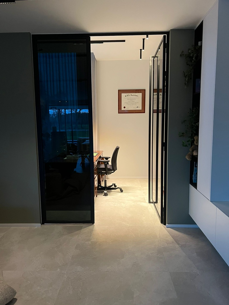 Stalen scharnierdeur met Dark Grey glas op maat - Glas & Maatwerk project door Joos Technics