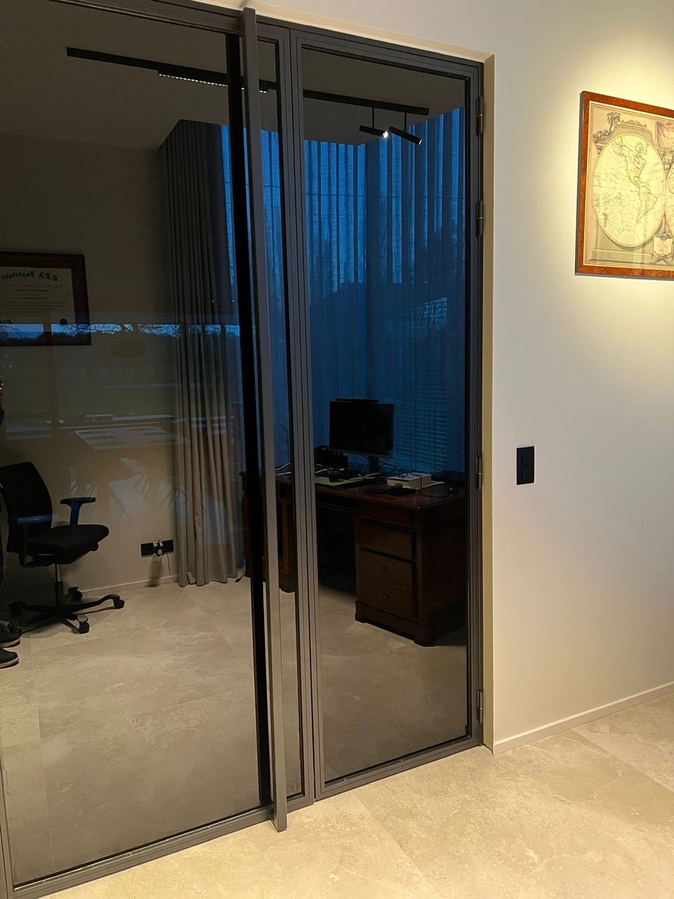 Stalen scharnierdeur met Dark Grey glas op maat - detail 2, Buggenhout