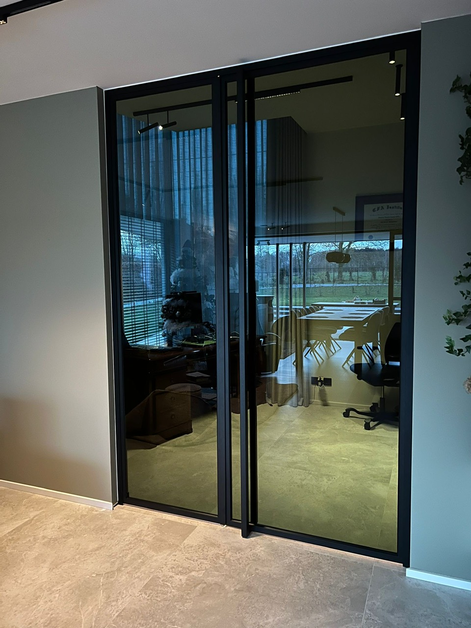 Stalen scharnierdeur met Dark Grey glas op maat - detail 3, Buggenhout