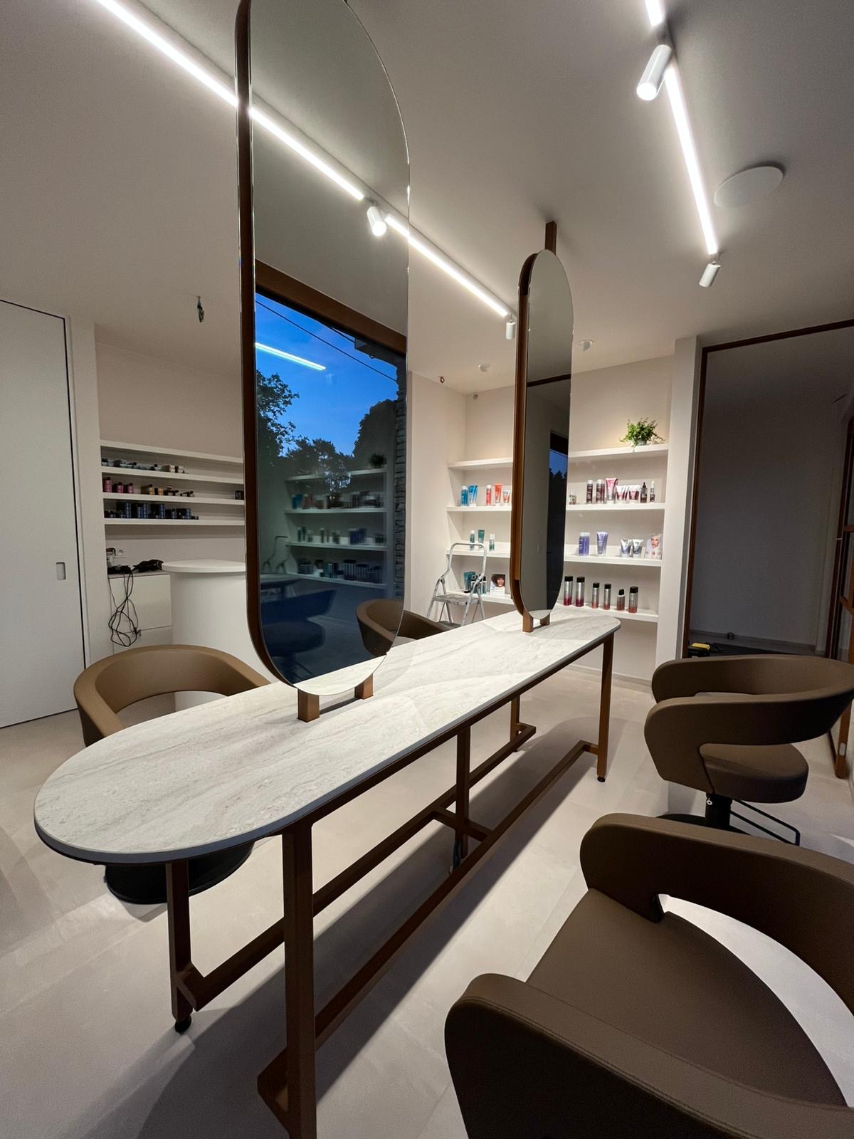 Kapperstafel op maat voor Eve Hair Studio te Londerzeel - Glas & Maatwerk project door Joos Technics