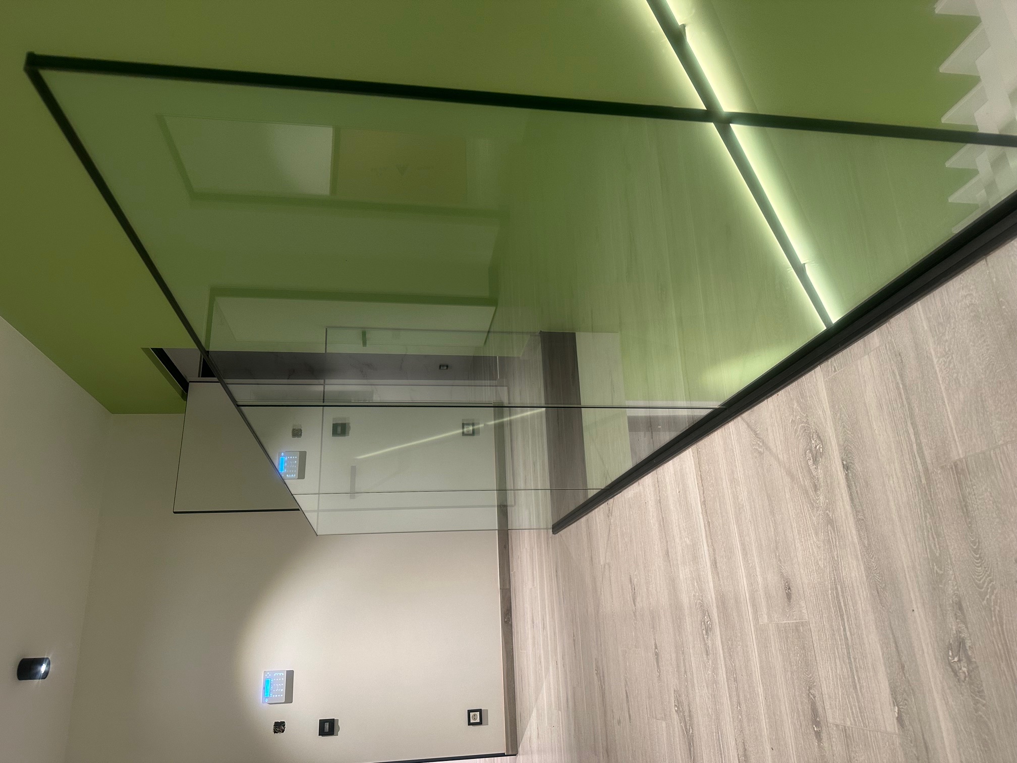 Glazen balustrade op vide met bijhorende muurgreep en ingewerkte Ledverlichting detail Glazen balustrade op vide met bijhorende muurgreep en ingewerkte Ledverlichting - detail 2, Steenhuffel