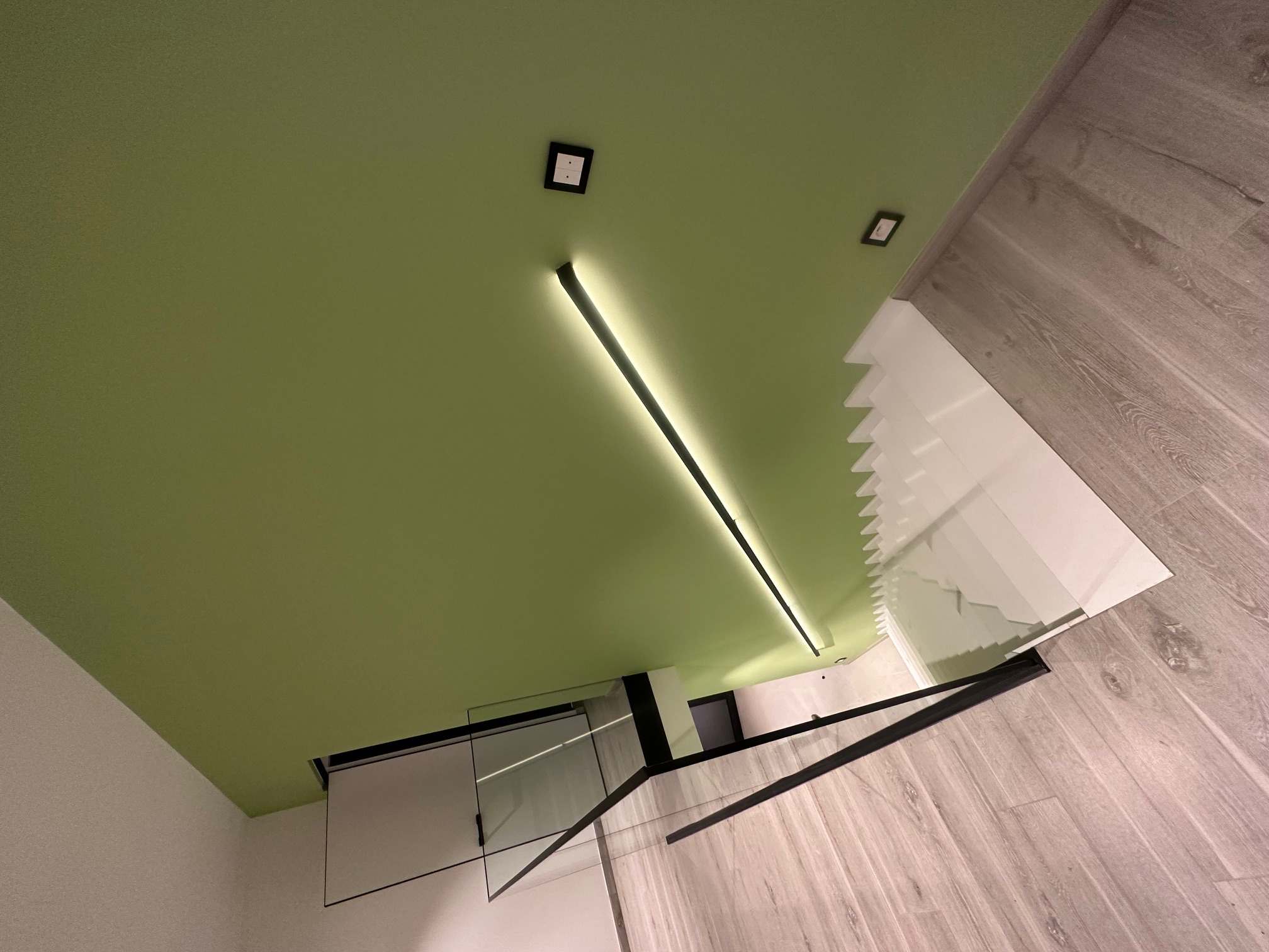 Glazen balustrade op vide met bijhorende muurgreep en ingewerkte Ledverlichting detail Glazen balustrade op vide met bijhorende muurgreep en ingewerkte Ledverlichting - detail 3, Steenhuffel