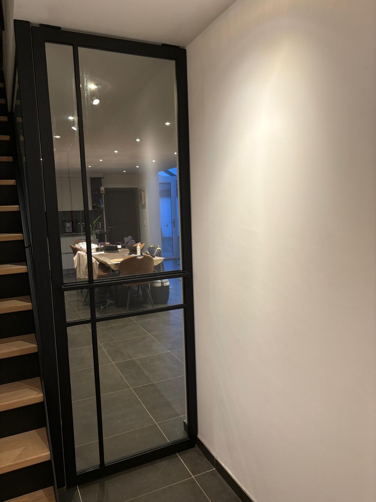 Stalen trap met glazen zijwand en pivoterende deur op maat - detail 2, Malderen