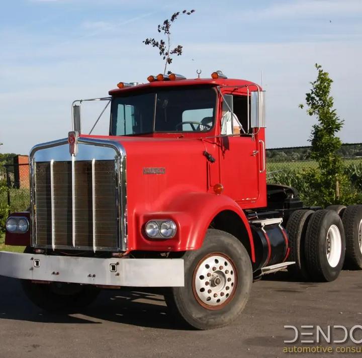 Kenworth W900 · red